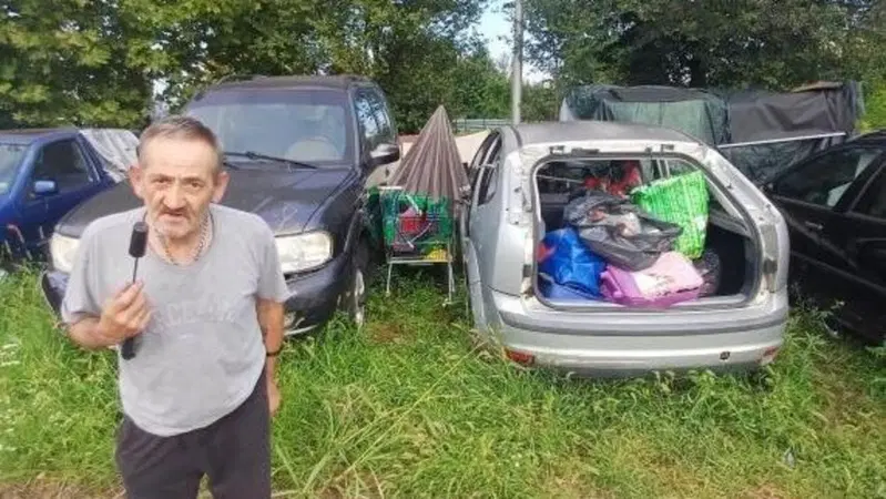 Vive in un&rsquo;auto (scassata) da 25 anni, ma non se ne vuole andare. L&rsquo;incredibile storia di un'uomo e la sua casa a quattro ruote