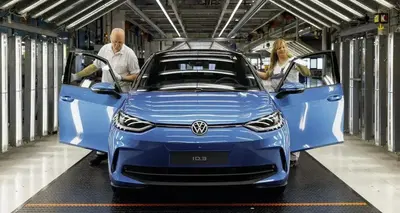 Volkswagen blocca la produzione: le auto elettriche non si vendono pi&ugrave;