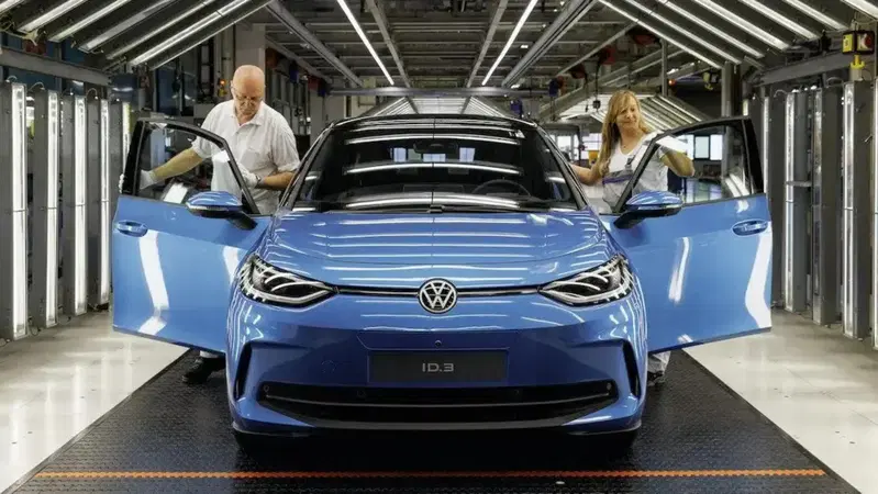 Volkswagen blocca la produzione: le auto elettriche non si vendono pi&ugrave;