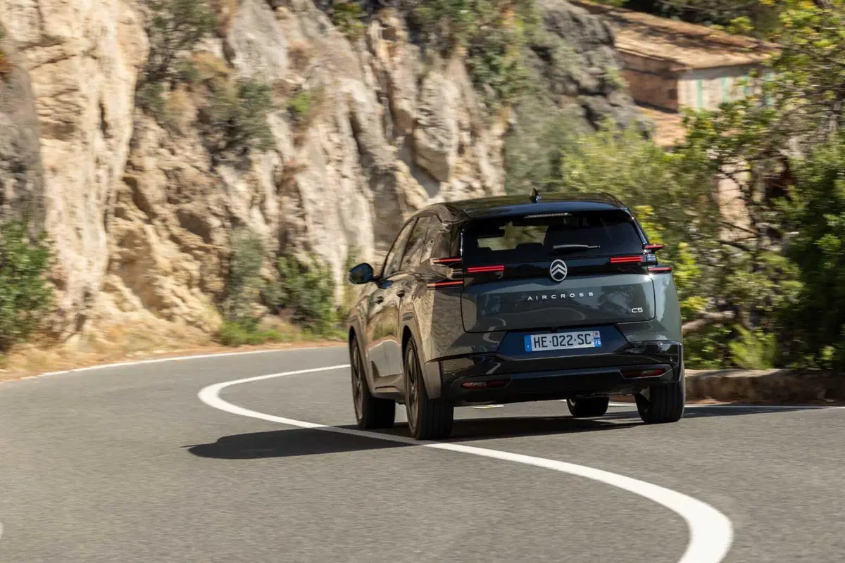 C5 Aircross 2025: SUV Citroën da 29.900 €, più spazio e fino a 100 km in elettrico