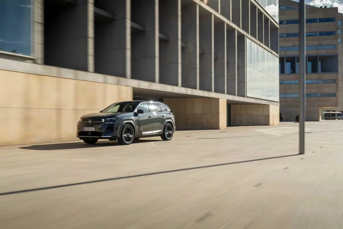 C5 Aircross 2025: SUV Citroën da 29.900 €, più spazio e fino a 100 km in elettrico (2)