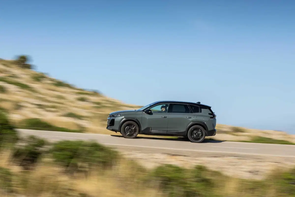 C5 Aircross 2025: SUV Citroën da 29.900 €, più spazio e fino a 100 km in elettrico (4)
