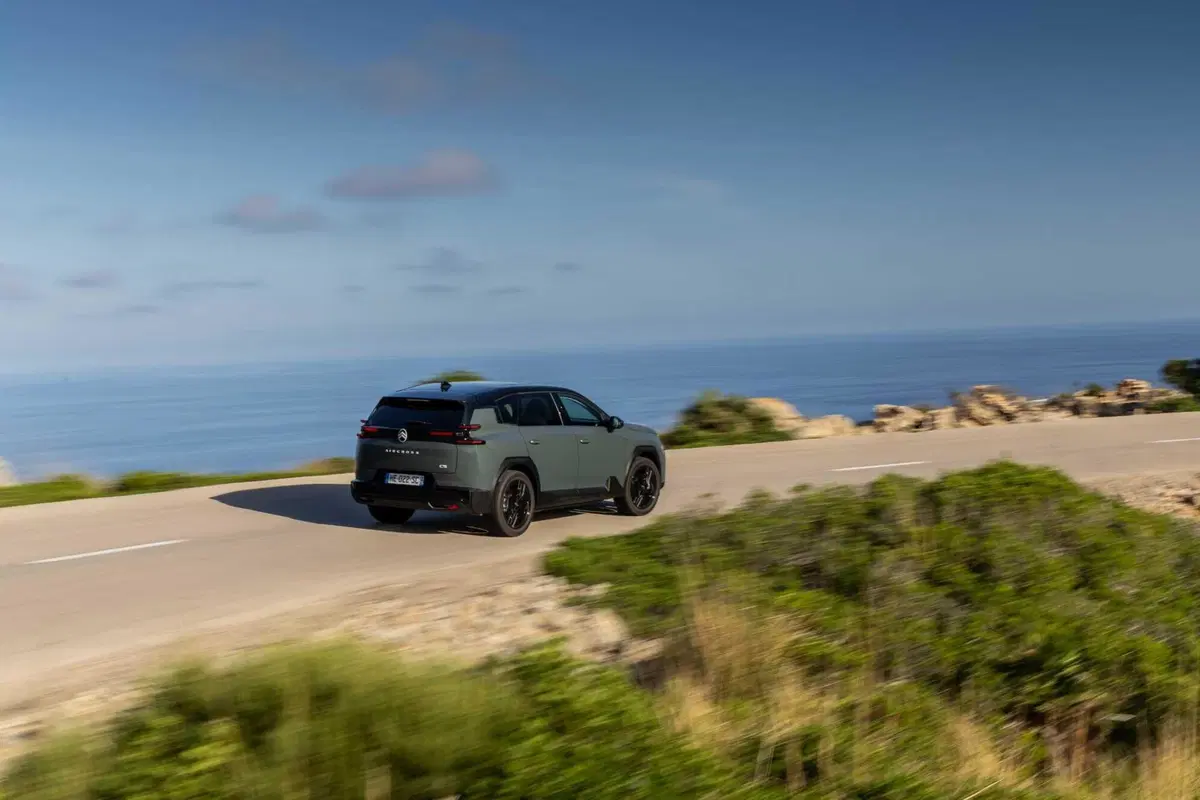 C5 Aircross 2025: SUV Citroën da 29.900 €, più spazio e fino a 100 km in elettrico (5)