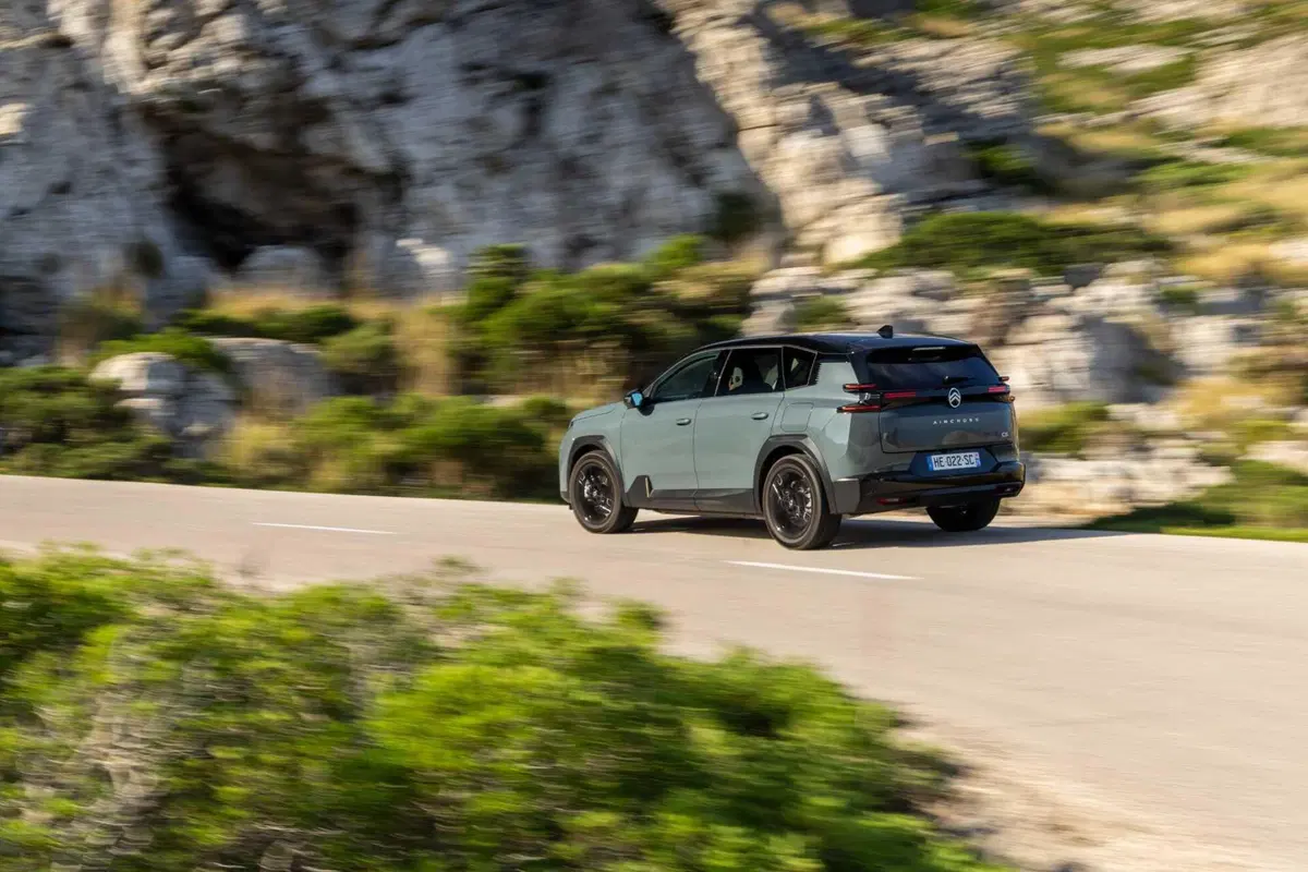 C5 Aircross 2025: SUV Citroën da 29.900 €, più spazio e fino a 100 km in elettrico (8)
