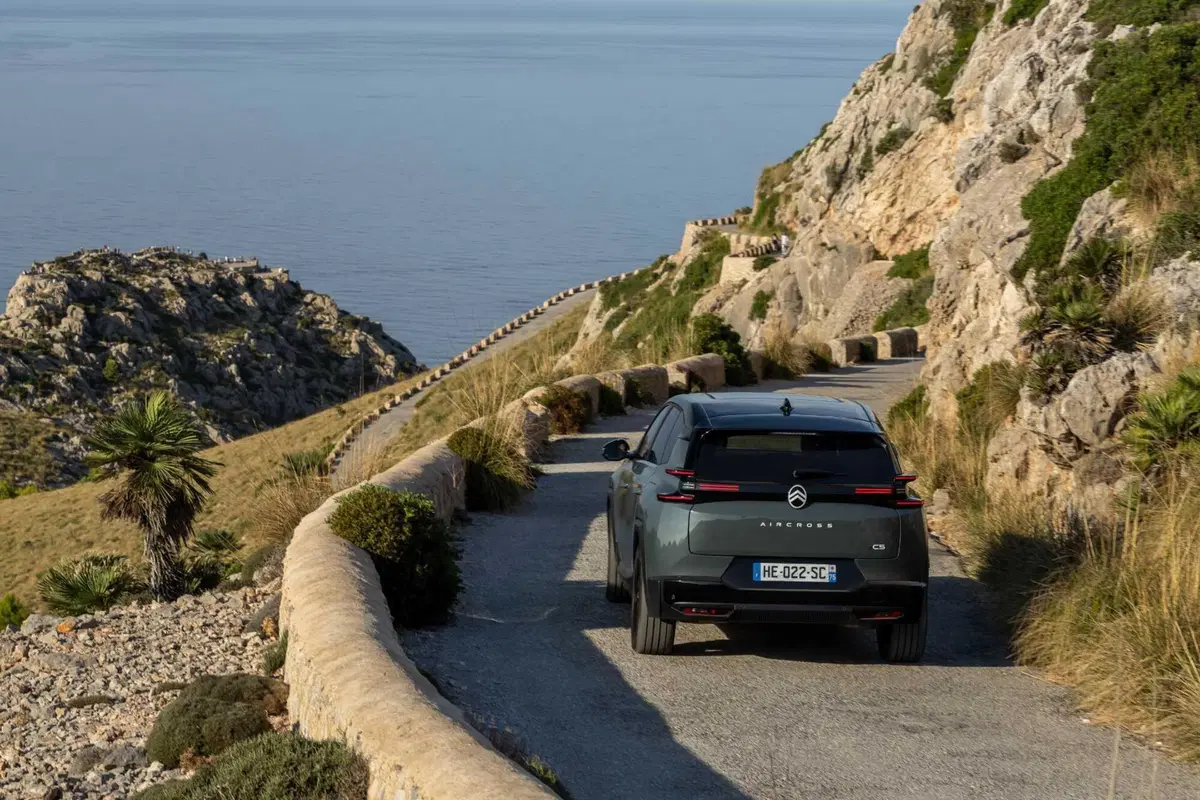 C5 Aircross 2025: SUV Citroën da 29.900 €, più spazio e fino a 100 km in elettrico (11)