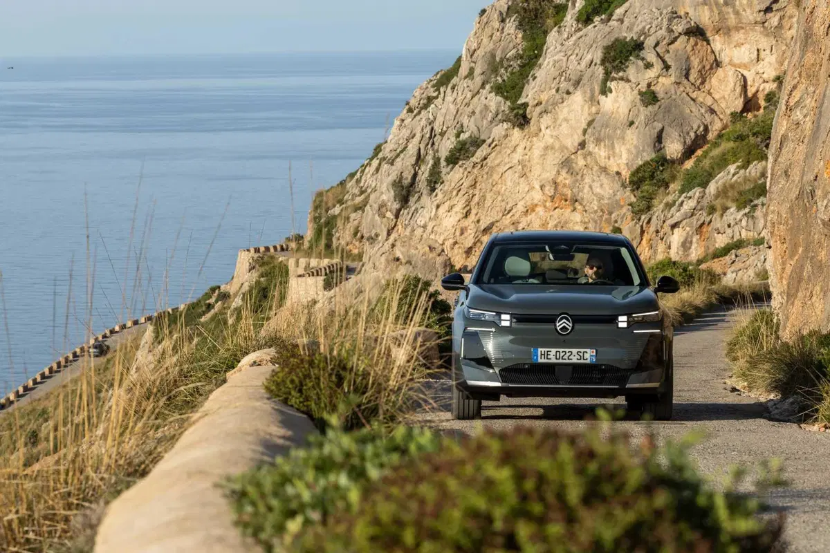 C5 Aircross 2025: SUV Citroën da 29.900 €, più spazio e fino a 100 km in elettrico (16)