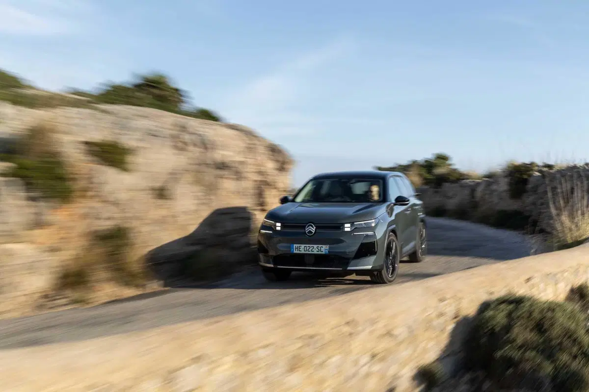 C5 Aircross 2025: SUV Citroën da 29.900 €, più spazio e fino a 100 km in elettrico (14)