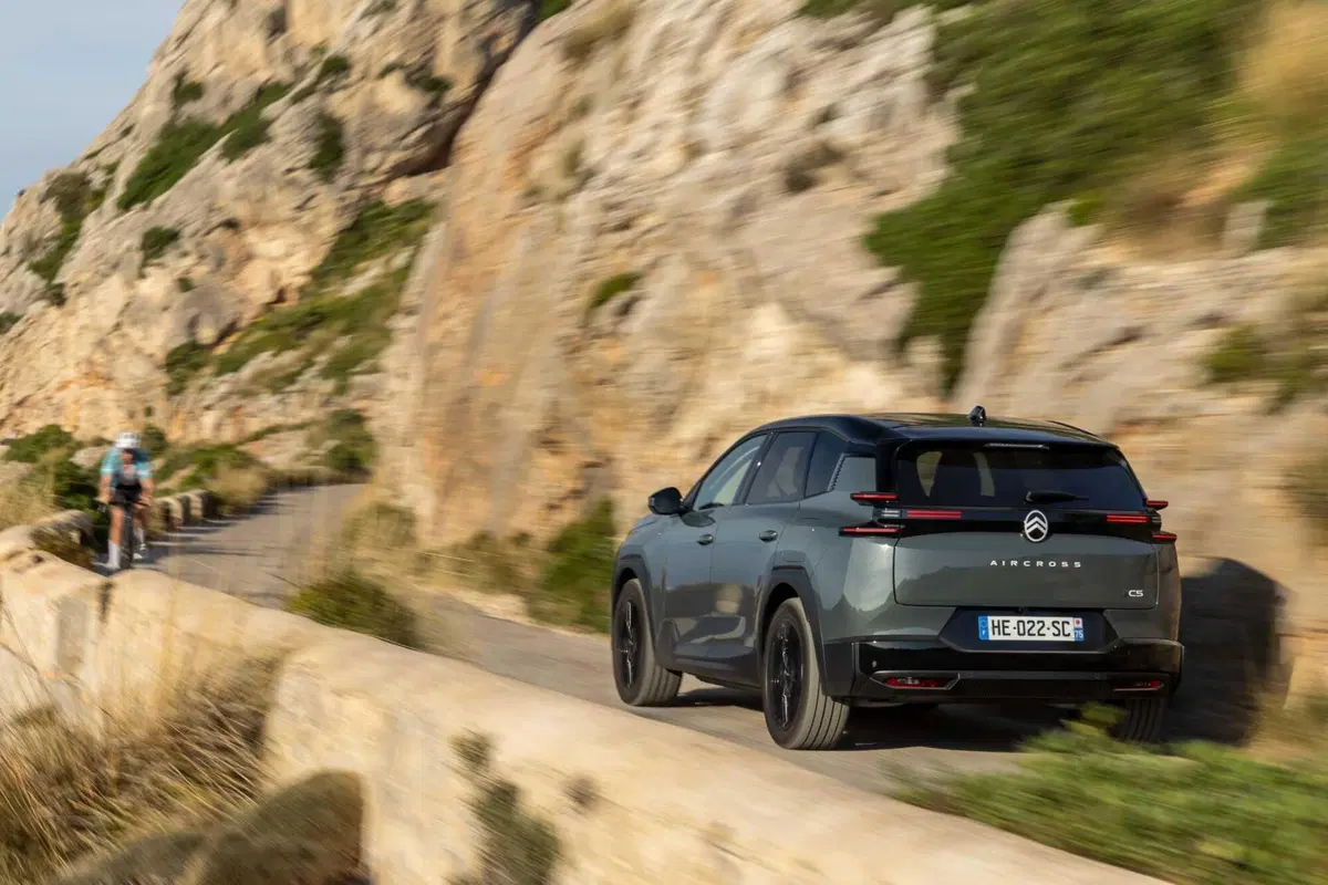 C5 Aircross 2025: SUV Citroën da 29.900 €, più spazio e fino a 100 km in elettrico (15)
