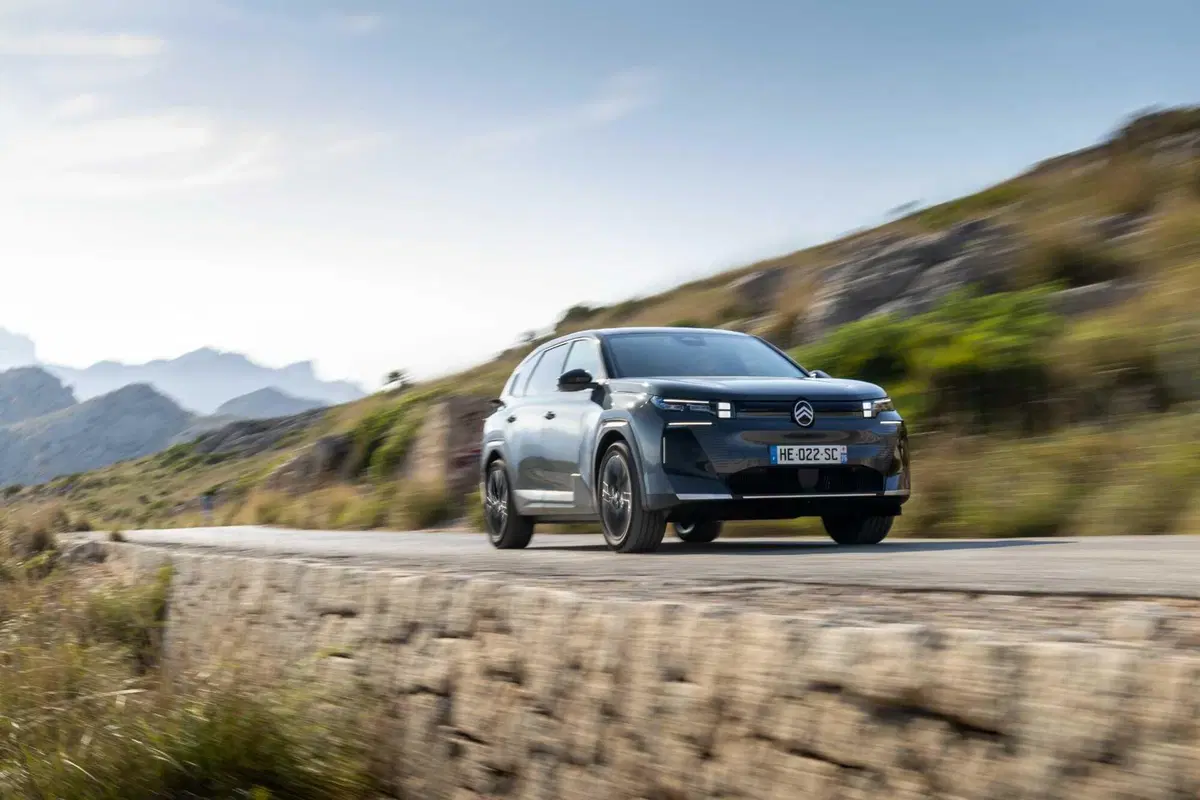 C5 Aircross 2025: SUV Citroën da 29.900 €, più spazio e fino a 100 km in elettrico (17)