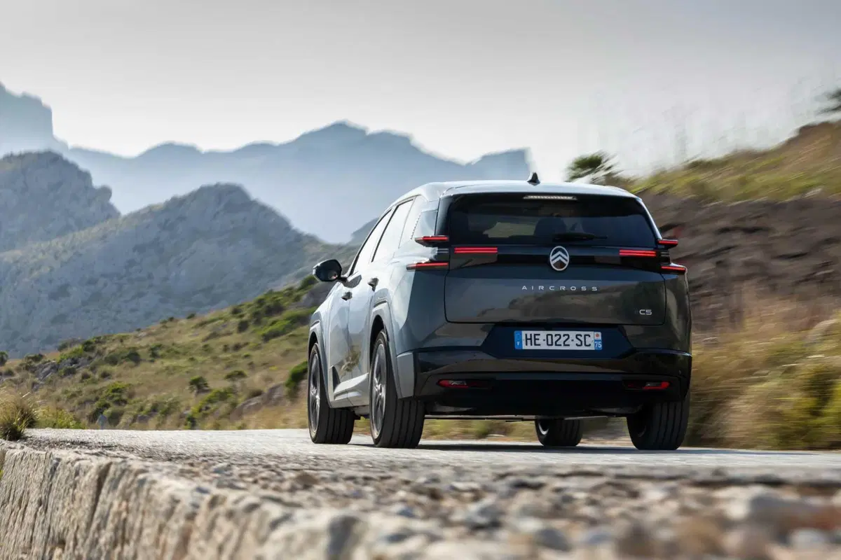 C5 Aircross 2025: SUV Citroën da 29.900 €, più spazio e fino a 100 km in elettrico (18)