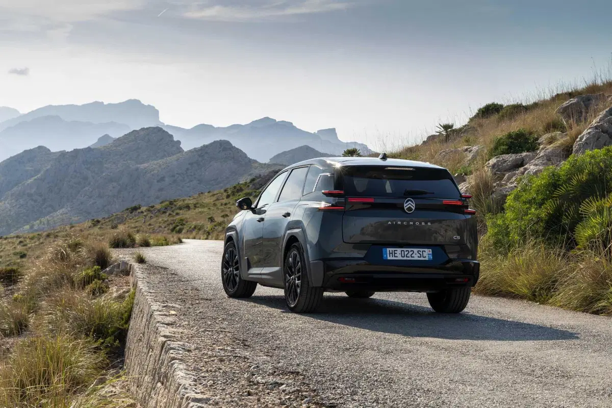 C5 Aircross 2025: SUV Citroën da 29.900 €, più spazio e fino a 100 km in elettrico (20)