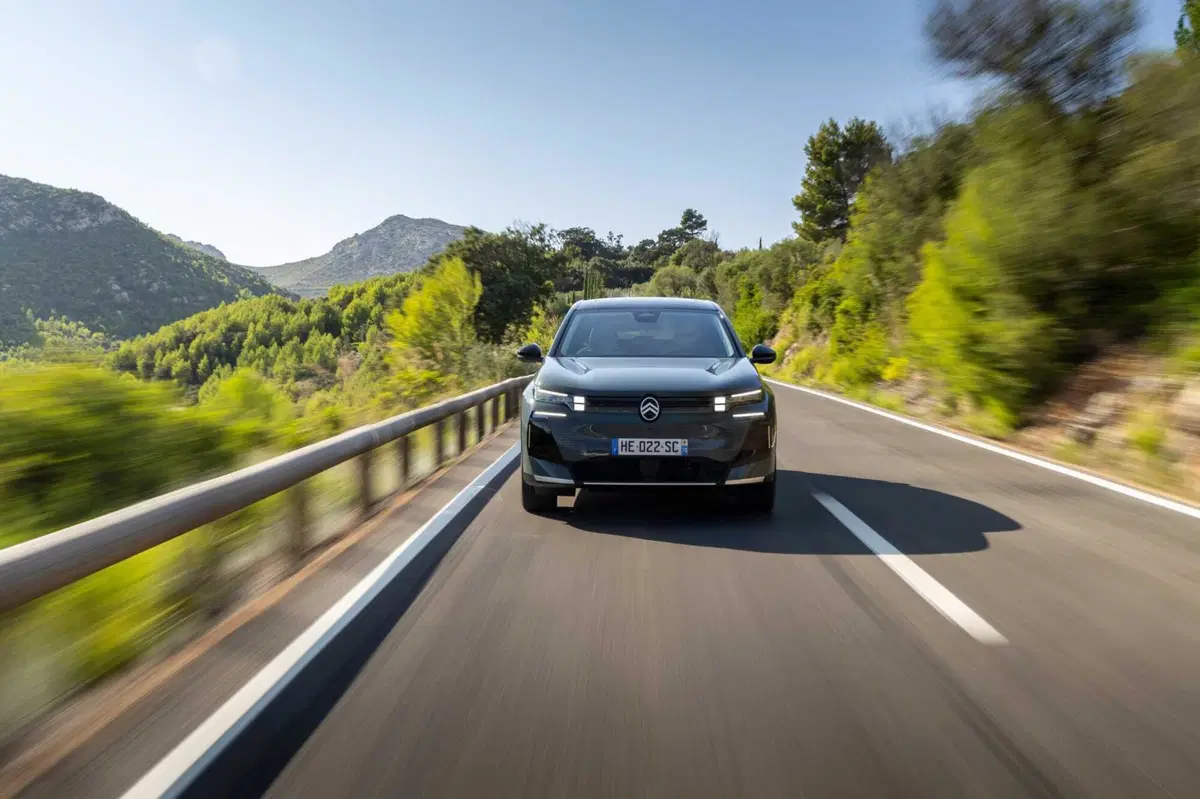 C5 Aircross 2025: SUV Citroën da 29.900 €, più spazio e fino a 100 km in elettrico (23)
