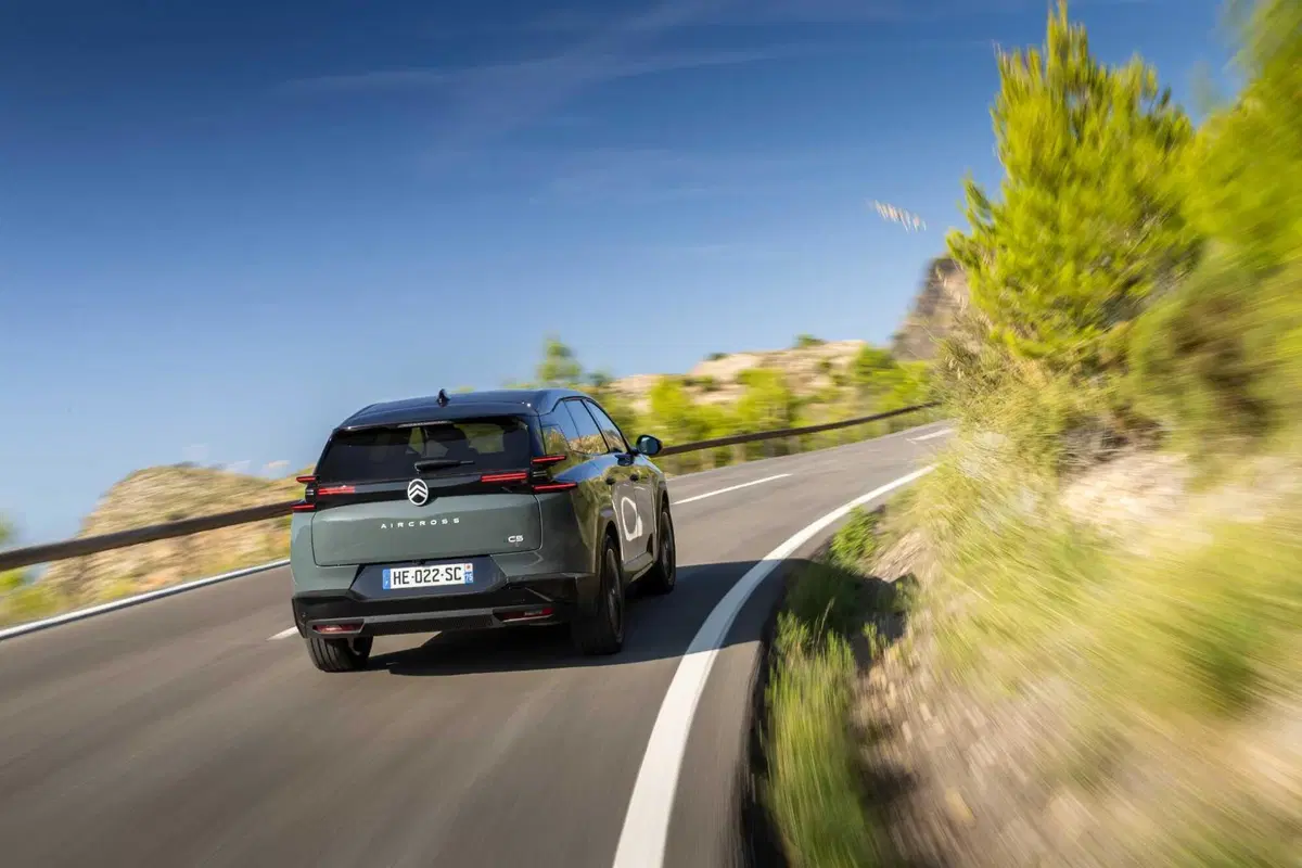 C5 Aircross 2025: SUV Citroën da 29.900 €, più spazio e fino a 100 km in elettrico (24)