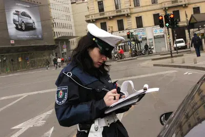 Non toccare il SUV ai romeni. Se li multi ti prendono a bicchierate (ma capita anche con gli italiani)