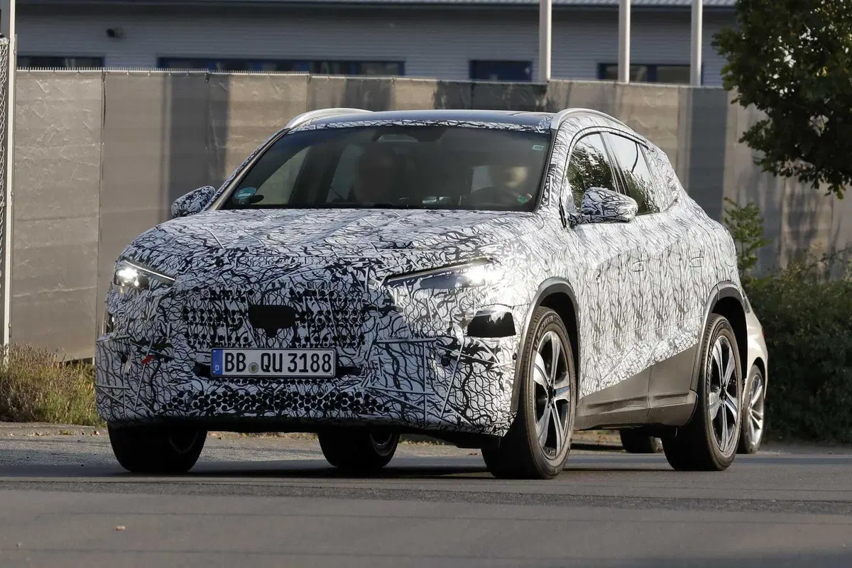Nuova Mercedes GLA: il SUV entra nell’era elettrica con la piattaforma MMA [Foto Spia] (2)
