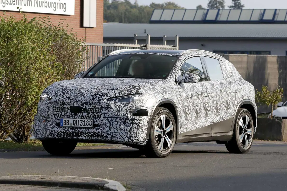 Nuova Mercedes GLA: il SUV entra nell’era elettrica con la piattaforma MMA [Foto Spia] (3)