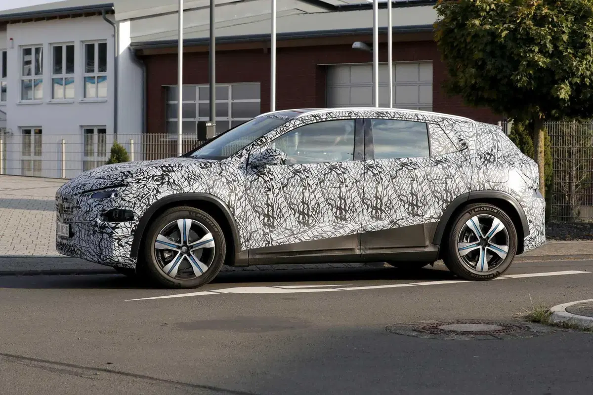 Nuova Mercedes GLA: il SUV entra nell’era elettrica con la piattaforma MMA [Foto Spia] (5)