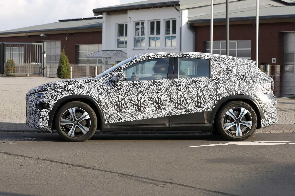 Nuova Mercedes GLA: il SUV entra nell’era elettrica con la piattaforma MMA [Foto Spia] (6)