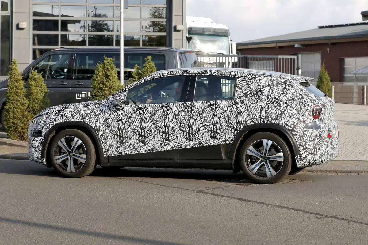 Nuova Mercedes GLA: il SUV entra nell’era elettrica con la piattaforma MMA [Foto Spia] (7)