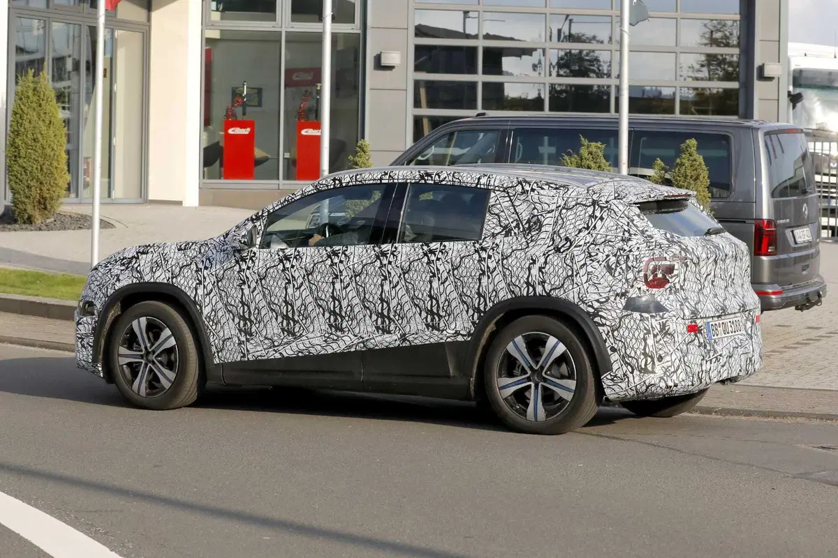 Nuova Mercedes GLA: il SUV entra nell’era elettrica con la piattaforma MMA [Foto Spia] (8)