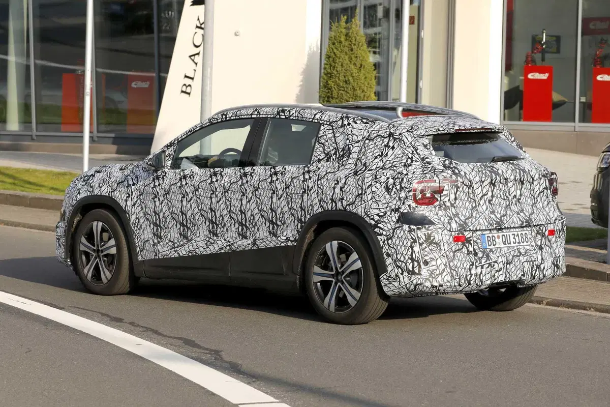 Nuova Mercedes GLA: il SUV entra nell’era elettrica con la piattaforma MMA [Foto Spia] (9)