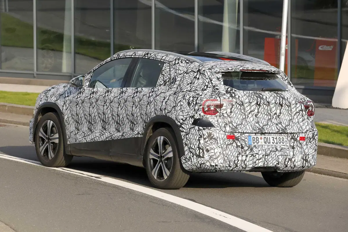 Nuova Mercedes GLA: il SUV entra nell’era elettrica con la piattaforma MMA [Foto Spia] (10)