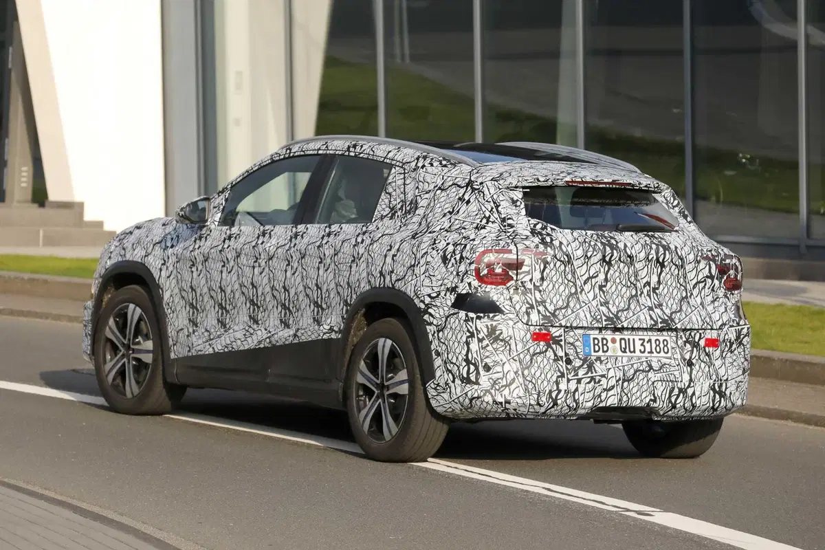 Nuova Mercedes GLA: il SUV entra nell’era elettrica con la piattaforma MMA [Foto Spia] (11)