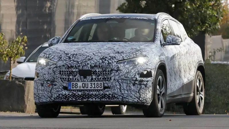 Nuova Mercedes GLA: il SUV entra nell&rsquo;era elettrica con la piattaforma MMA [Foto Spia]