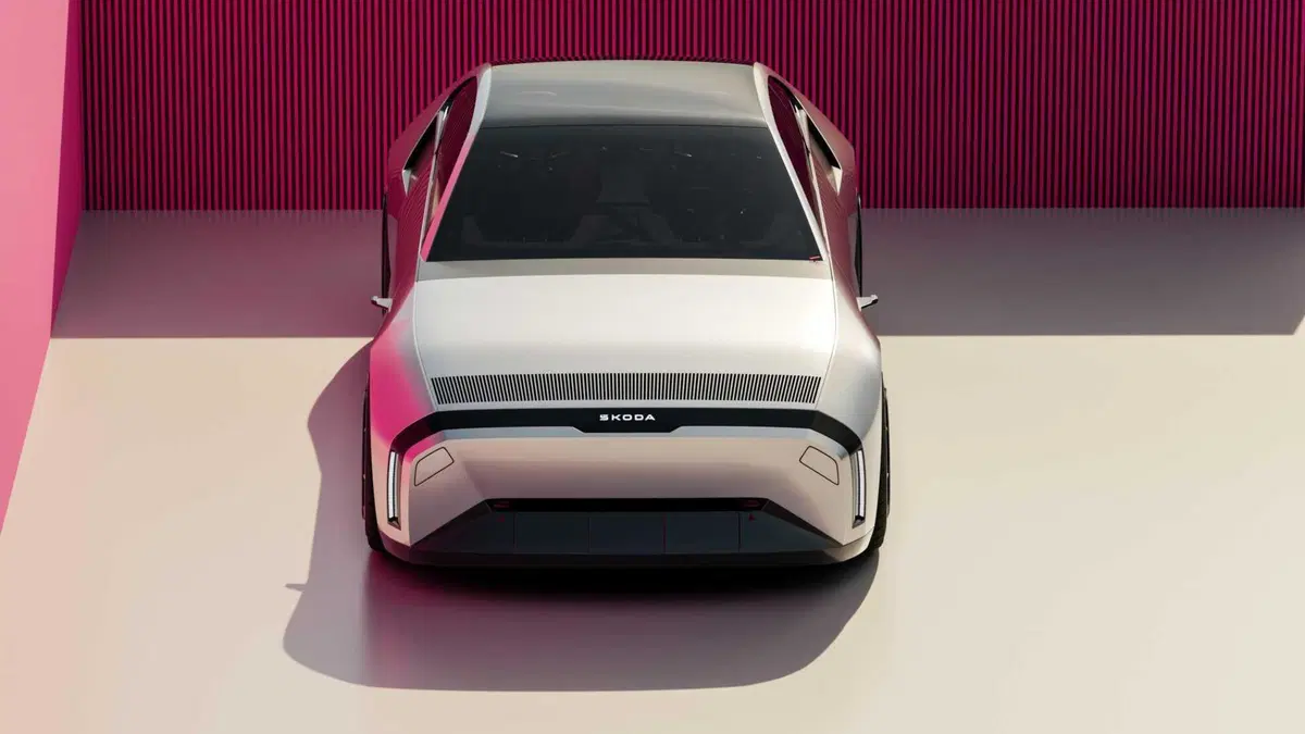 La Skoda 110 R rinasce elettrica: quando la leggenda incontra il futuro (8)