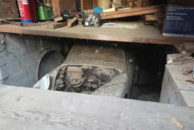 Insolita scoperta in Belgio: una Jaguar nascosta sotto il pavimento di una friggitoria