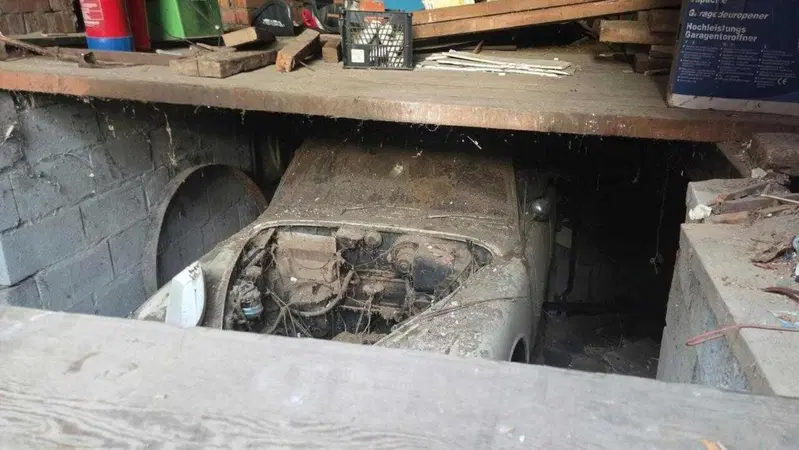 Insolita scoperta in Belgio: una Jaguar nascosta sotto il pavimento di una friggitoria