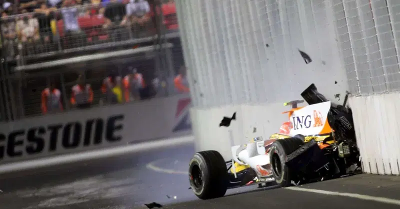 F1. Dal famigerato Crashgate fino alla vittoria di Sainz nel giorno no di Verstappen, 5 momenti iconici del Gran Premio di Singapore