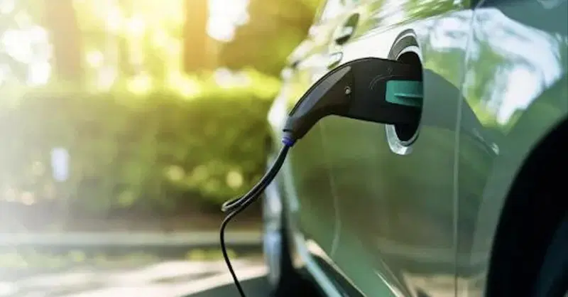 Francia: 50.000 auto elettriche a 95 euro al mese, torna il Leasing Sociale che ha fatto il sold out