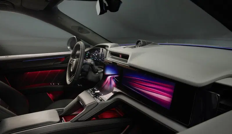 Porsche Cayenne elettrico 2025: interni rivoluzionari con il display pi&ugrave; grande di sempre
