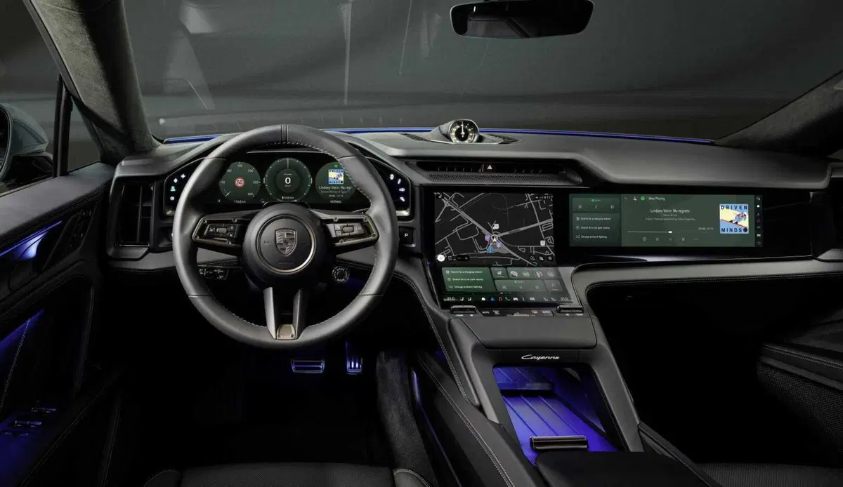 Porsche Cayenne elettrico 2025: interni rivoluzionari con il display più grande di sempre