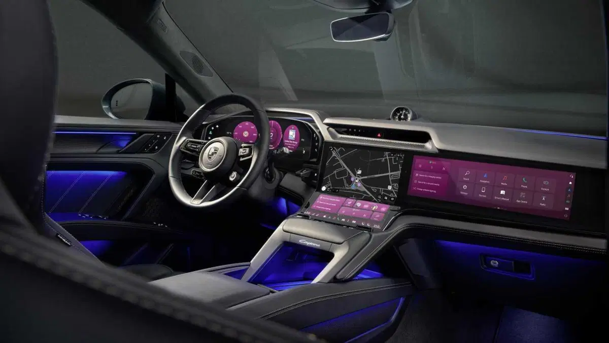 Porsche Cayenne elettrico 2025: interni rivoluzionari con il display più grande di sempre (2)