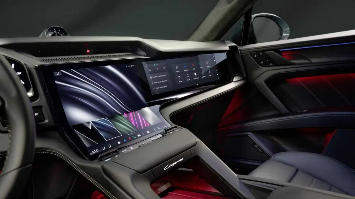 Porsche Cayenne elettrico 2025: interni rivoluzionari con il display più grande di sempre (3)