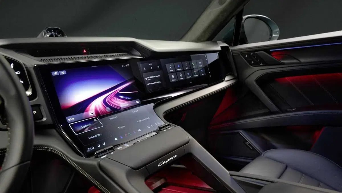 Porsche Cayenne elettrico 2025: interni rivoluzionari con il display più grande di sempre (7)
