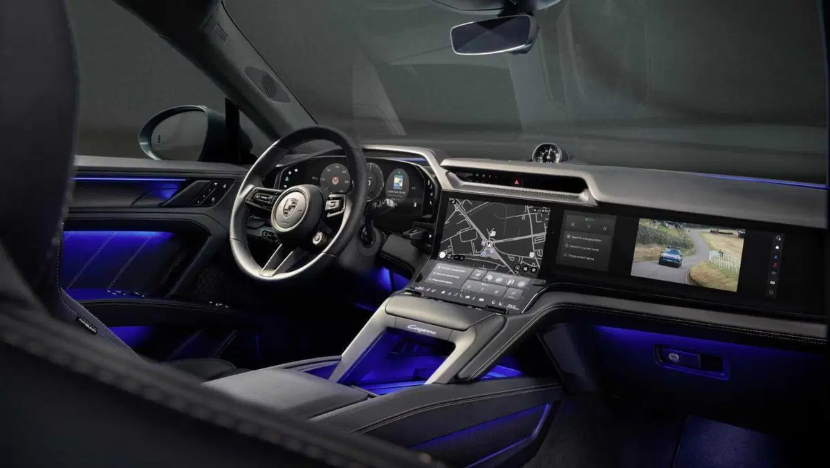 Porsche Cayenne elettrico 2025: interni rivoluzionari con il display più grande di sempre (12)