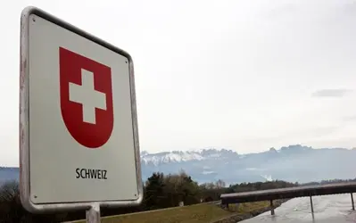 Svizzera, dal 2030 tasse anche per le auto elettriche: due ipotesi sul tavolo