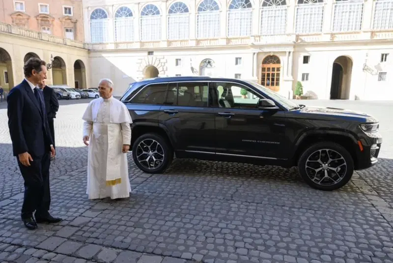 L'arrivo di John Elkann in Vaticano