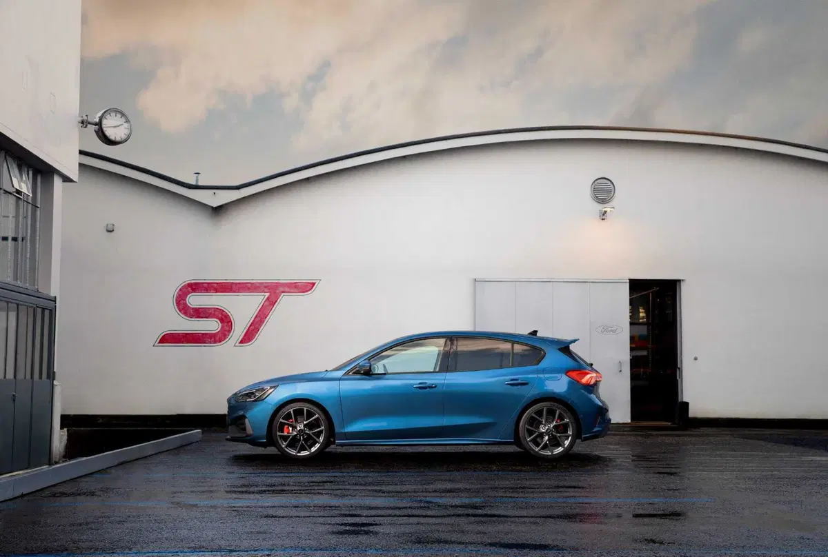 Fine di un'era: l'ultima Ford Focus ST esce dalla catena di montaggio, addio alle compatte sportive (5)