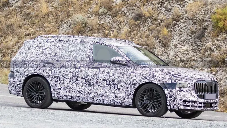 Nuova Audi Q9: il SUV gigante che sfida Mercedes GLS e debutta nel 2026