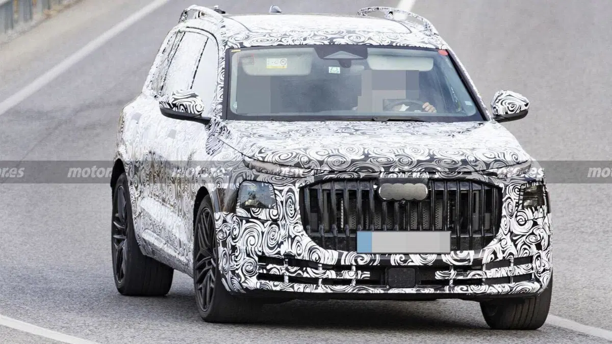 Nuova Audi Q9: il SUV gigante che sfida Mercedes GLS e debutta nel 2026 (2)