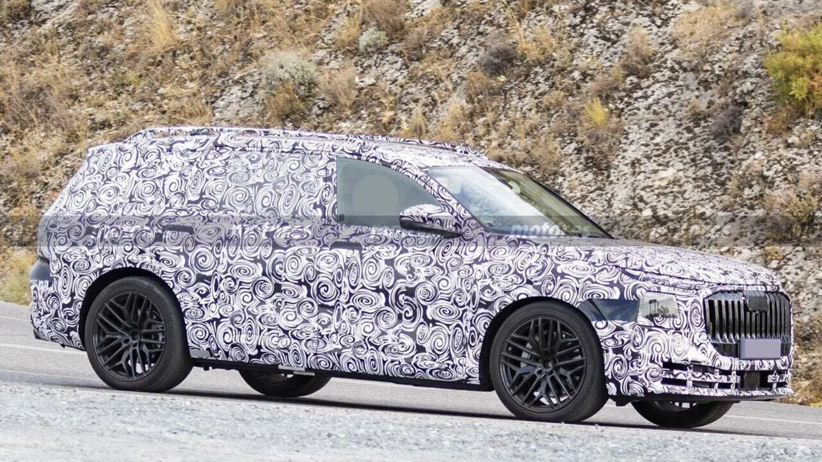 Nuova Audi Q9: il SUV gigante che sfida Mercedes GLS e debutta nel 2026 (5)