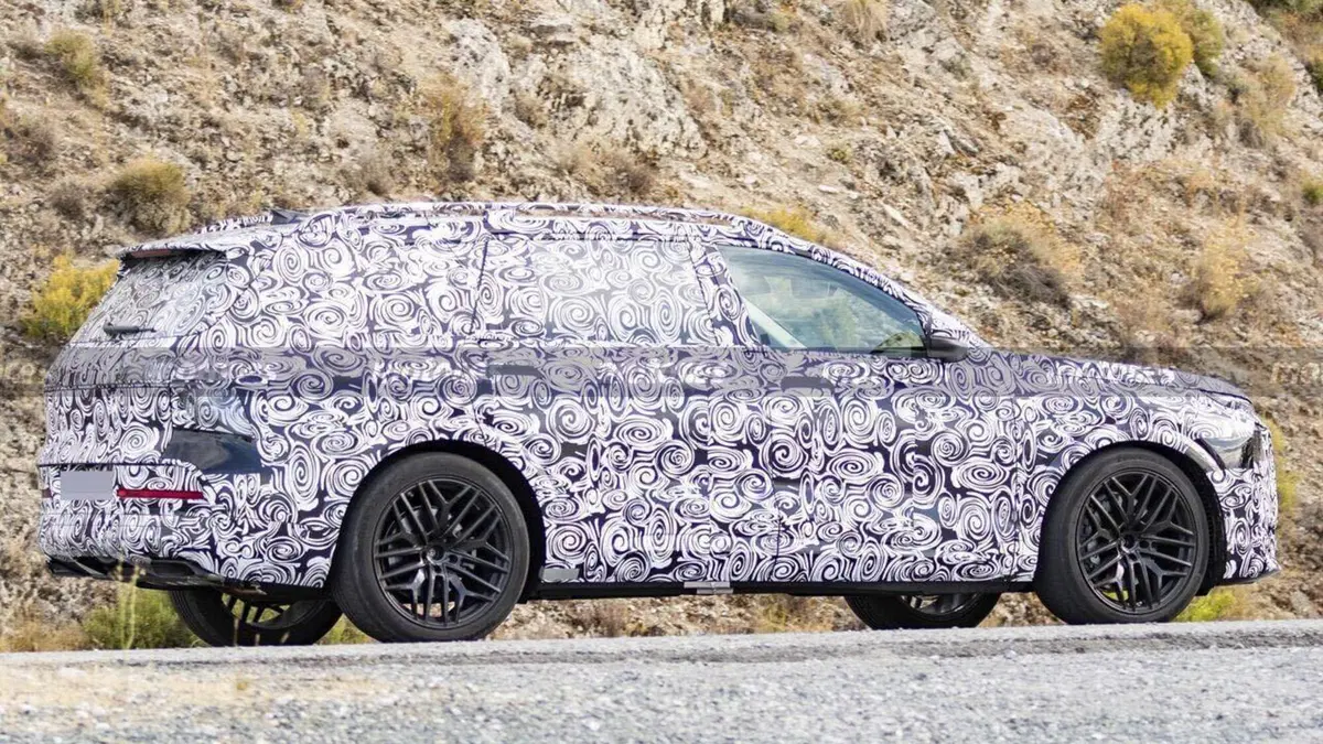 Nuova Audi Q9: il SUV gigante che sfida Mercedes GLS e debutta nel 2026 (6)