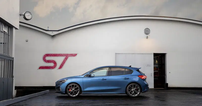 Fine di un'era: l'ultima Ford Focus ST esce dalla catena di montaggio, addio alle compatte sportive