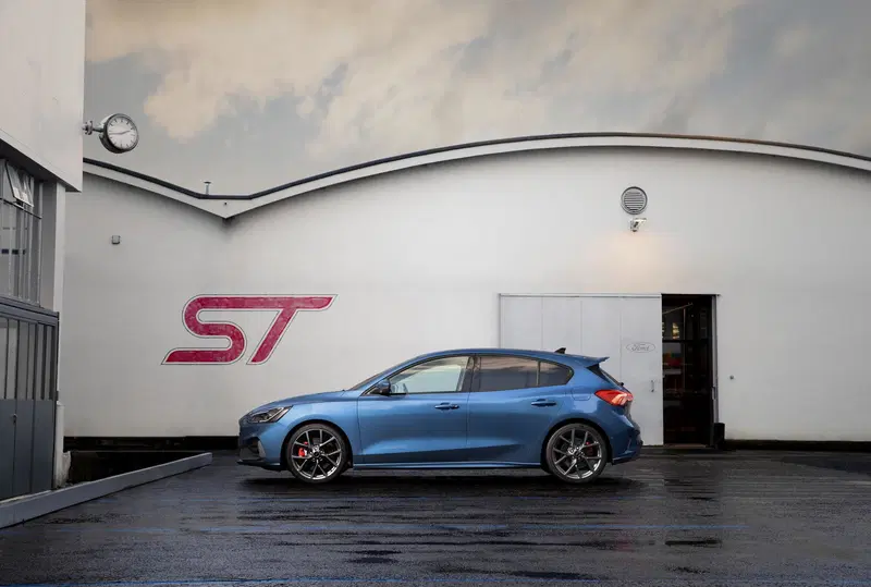 Fine di un'era: l'ultima Ford Focus ST esce dalla catena di montaggio, addio alle compatte sportive