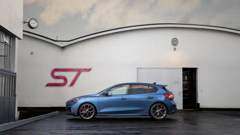 Fine di un'era: l'ultima Ford Focus ST esce dalla catena di montaggio, addio alle compatte sportive