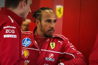 F1. Lewis Hamilton commosso dall&rsquo;affetto per il suo Roscoe: &ldquo;Era la cosa pi&ugrave; importante nella mia vita&rdquo;. E su Singapore dice&hellip;"